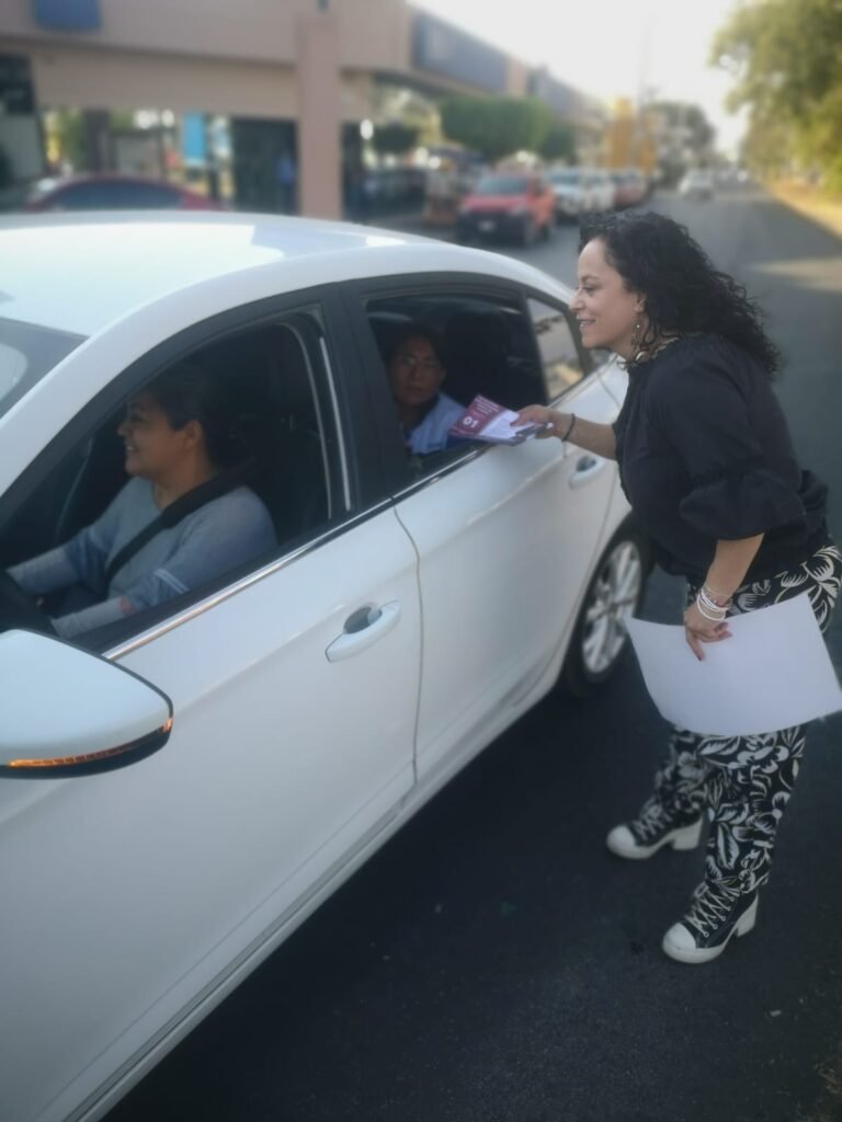 Paola Abraham, candidata a Magistrada de Circuito, promueve el voto en la colonia San Manuel