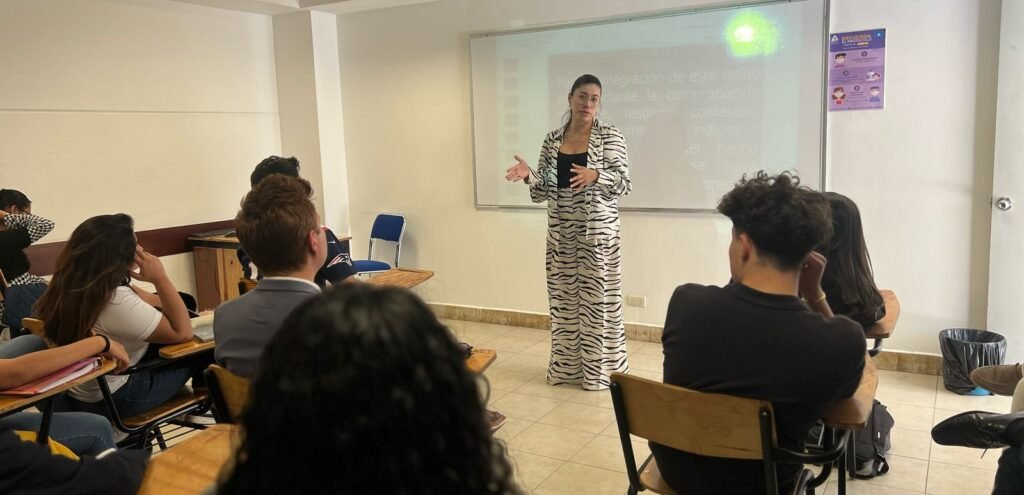 Lizbeth Escobar, candidata a Jueza de Distrito en Materia Laboral, dialoga con estudiantes sobre la reforma judicial