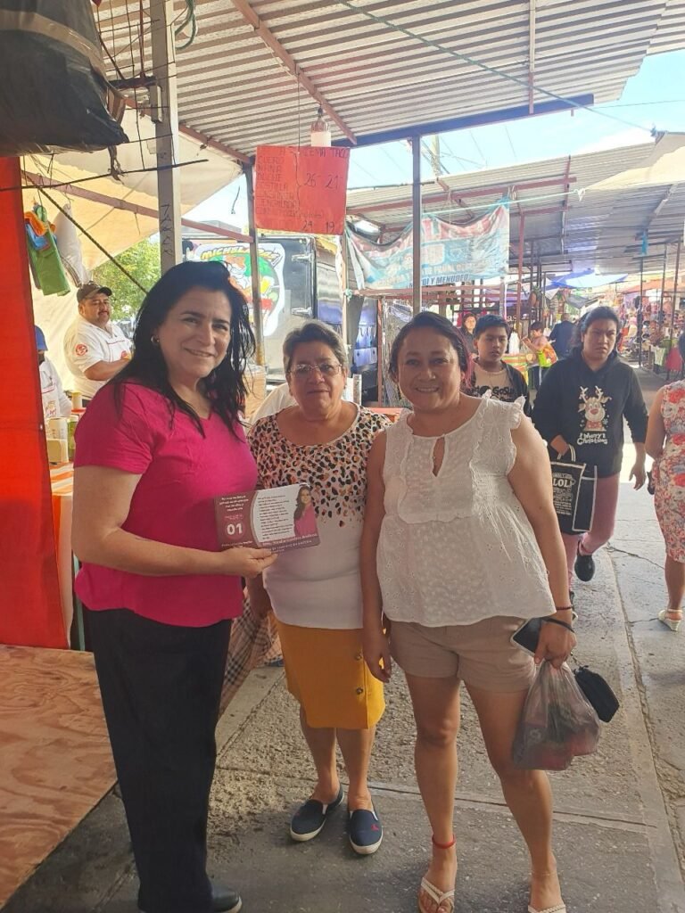 Sandra Carolina Arellano, candidata a Magistrada de Circuito, recorre el tianguis Manuel Rivera Anaya para dialogar con la ciudadanía