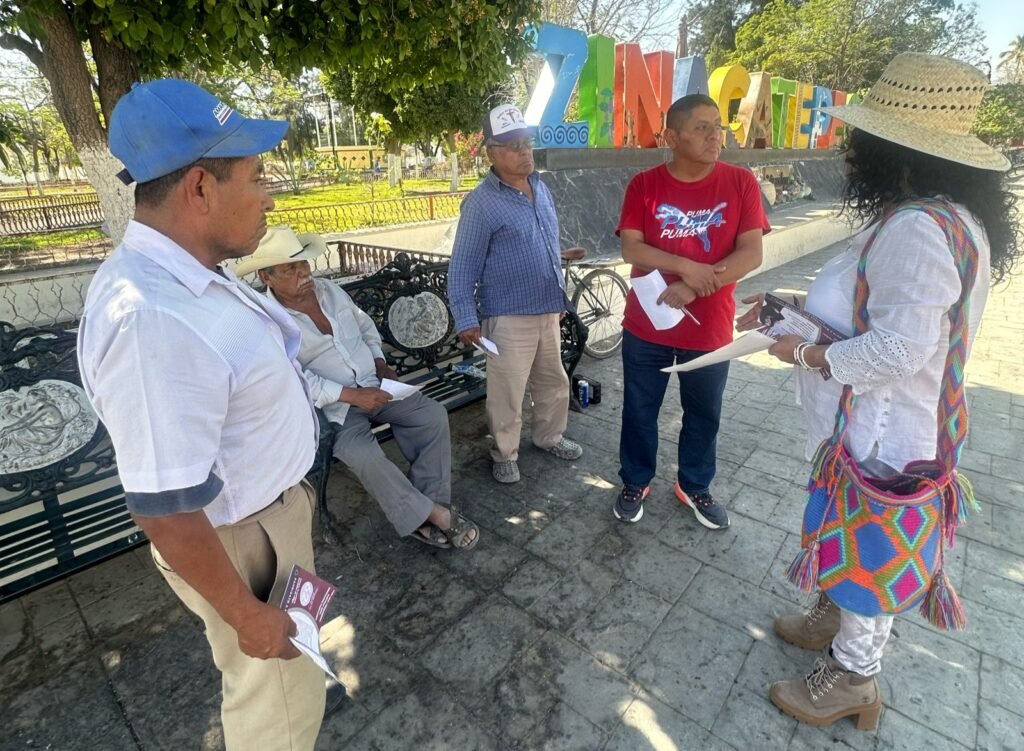 Paola Abraham, candidata a Magistrada Administrativa, recorre comunidades de la Sierra Negra para promover el voto judicial