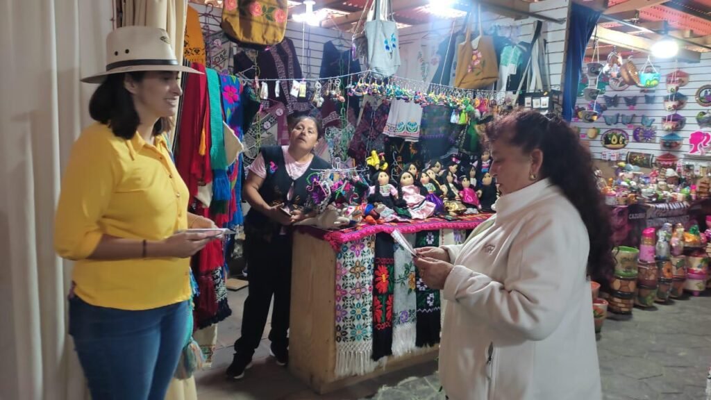 Gabriela Gutiérrez, candidata a Jueza de Distrito, visita Tlatlauquitepec para informar sobre la elección judicial