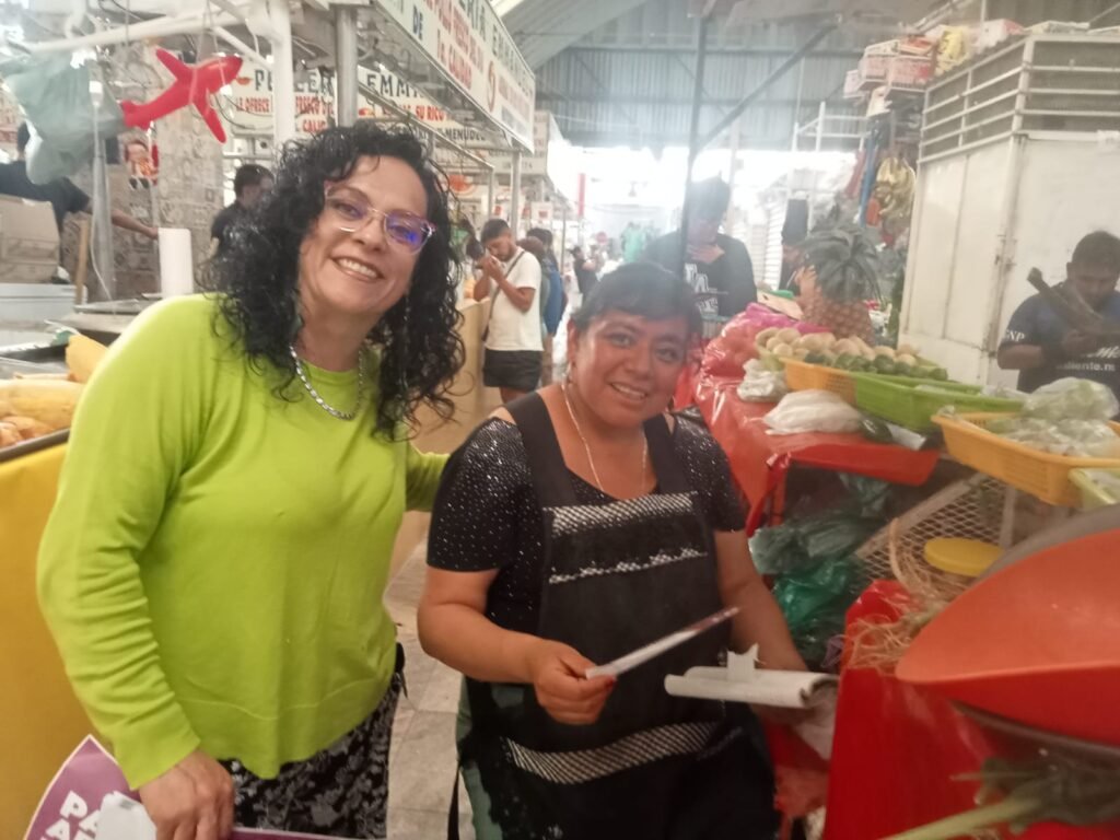 Paola Abraham, candidata a Magistrada Administrativa, recorre San Baltazar Campeche y su mercado para promover el voto judicial