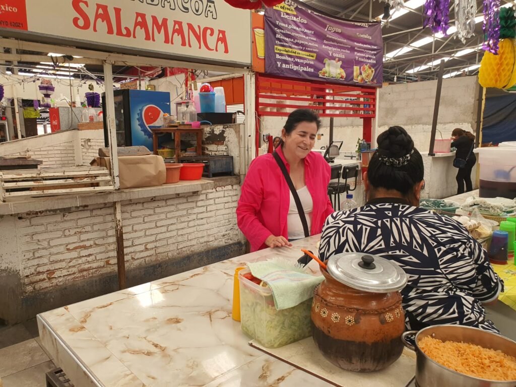 Sandra Carolina Arellano, candidata a Magistrada Administrativa, recorre el Mercado Municipal de Tepeaca y escucha voces del cambio