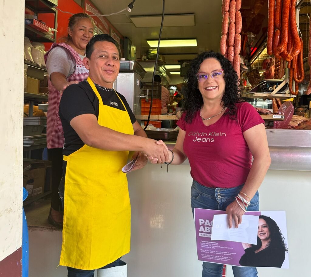Paola Abraham recorre el Mercado Emiliano Zapata en Puebla y conversa con locatarios sobre la elección judicial