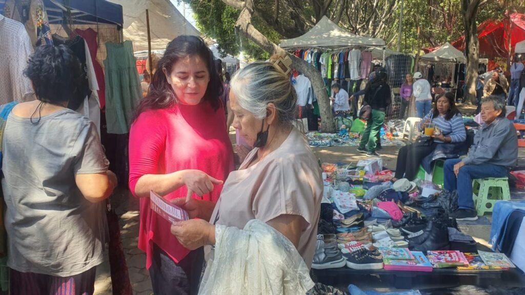 Sandra Carolina Arellano recorre el tianguis de Xonaca y recibe apoyo ciudadano en su camino al Poder Judicial