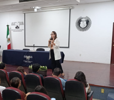 Ixel Mendoza sostiene encuentro con estudiantes de Derecho en Morelos